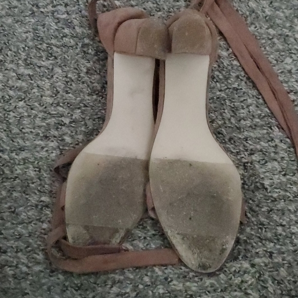 Heels - Picture 3 of 4
